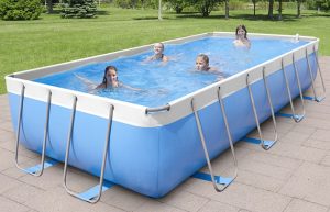 pulizia della piscina in plastica
